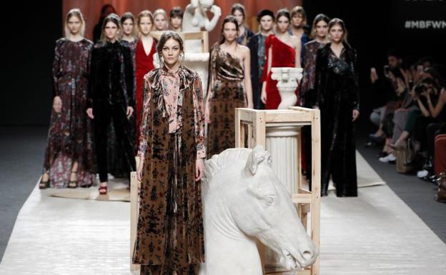 Desfile de Ailante en un escenario con referencias al pintor Mariano Fortuny./Afp