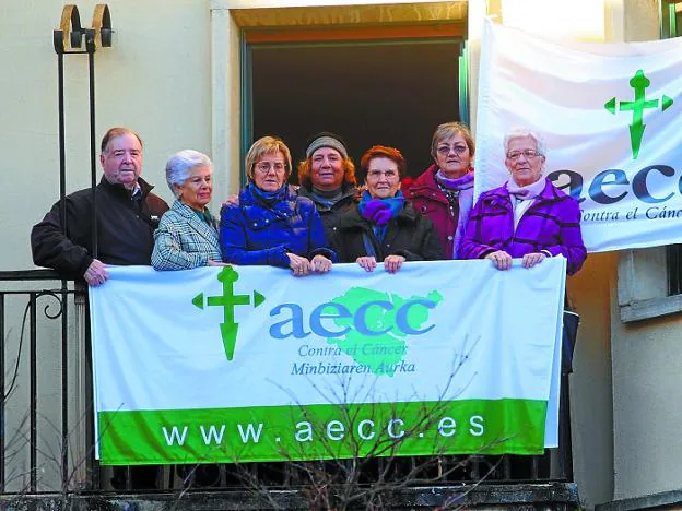 Junta directiva. Javier Eguimendia, Dori Gil, Gema Landache, Maite Pascual, Áurea Caramés, Elena Olasagasti y Mari Carmen Hernández, en el balcón de la sede de la AECC en Irun./F. DE LA HERA