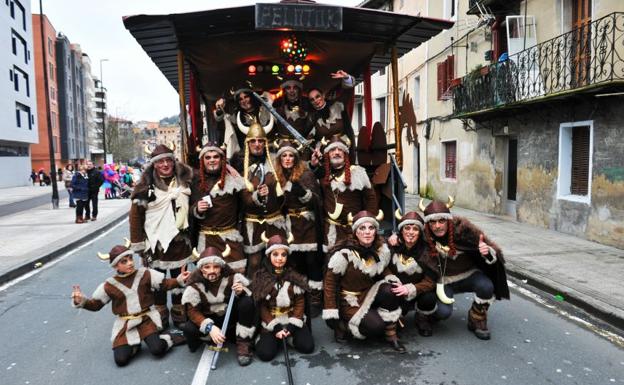 Comparsas y disfraces toman las calles de Andoain