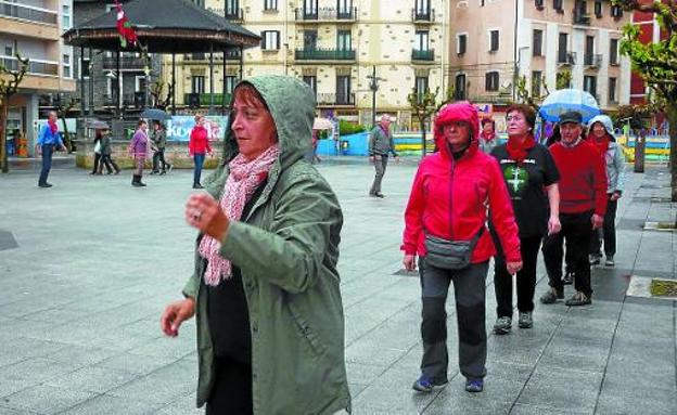 En Gure Zumardia. Los muxikos que se celebran una vez al mes en la Alameda de Pasai Antxo. / VIÑAS