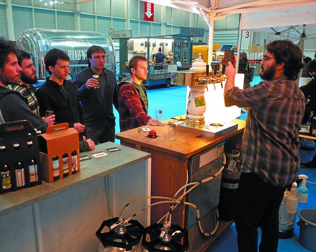 La feria de la cerveza artesana de Euskadi es la excusa perfecta para disfrutar en grupo. /  DE LA HERA