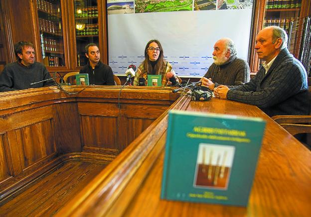 Iñaki y José Luis Agirretxe, Juncal Eizaguirre, Juan Mari Beltrán y José Miguel Aranburu. /  F. DE LA HERA