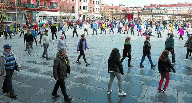 Dantzas en la plaza de San Juan, dirigidas por Meakako Adixkideak, durante el homenaje a los dulzaineros Agirretxe. / FOTOS F. DE LA HERA