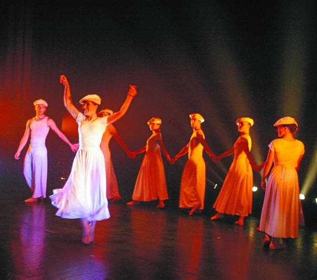 Dantzaris de Aukeran, en una representación de 'Gernika'. /  LAURI