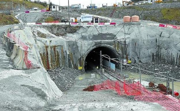 Boca del túnel de Gaintxurizketa, donde se está ampliando el gálibo, sin trabajadores. / LUSA