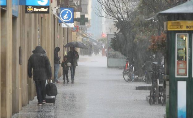 Intensa lluvia en el Boulevard donostiarra este domingo por la mañana/Arizmendi
