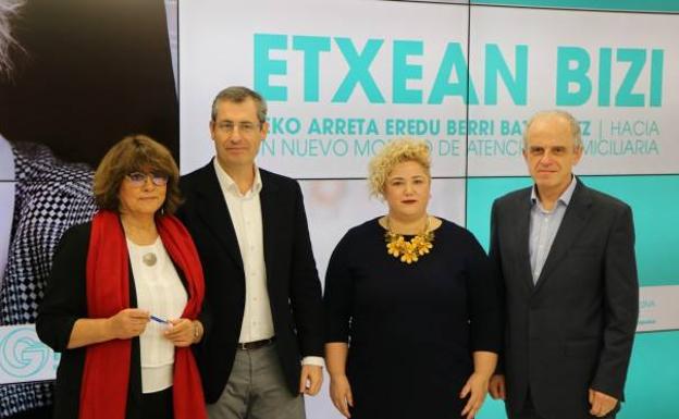 Presentación del programa piloto 'Etxean Bizi' de la Diputación de Gipuzkoa. /DV