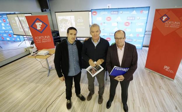 Iñigo Etxeberria, director de la Behobia, Enrique Cifuentes, presidente del CD Fortuna, y José Antonio Rodríguez, de Deusto, en la presentación de la Behobia 2018
