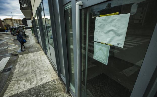 Cartel de cierre en una sucursal./