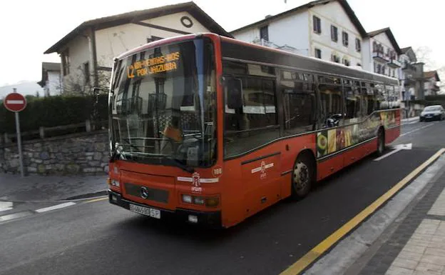 Un autobús urbano circula por Irun./DE LA HERA