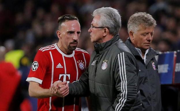 Jupp Heynckes se saluda con Ribéry en el Pizjuán. /Efe