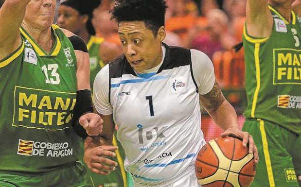 Weaver, defendida por Lucila y Abalde, en el partido de cuartos de ayer./Photodeporte
