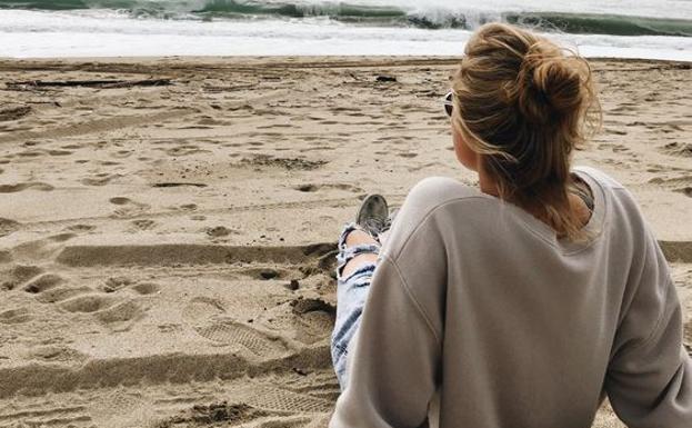 Una mujer, en la playa./