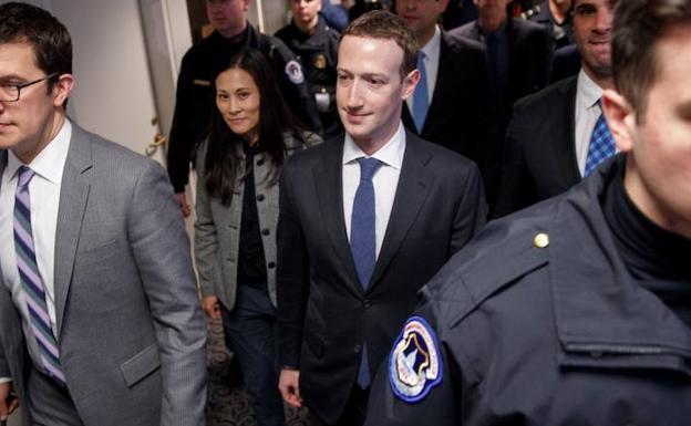 Mark Zuckerberg (c), y su mujer Priscilla Chan (2i), llegan al despacho del senador Demócrata por California Dianne Feinstein, en el Capitolio de Washington DC. /Michael Reynolds (Efe)