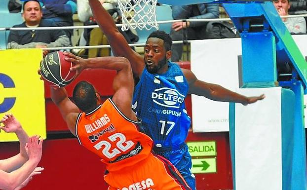 Fakuade intenta frenar a Latavious Williams. /P. MARTÍNEZ