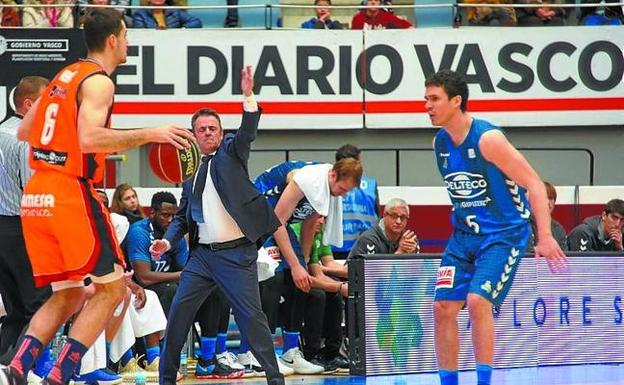 Fisac muestra su enfado durante un lance del juego. /P. MARTÍNEZ
