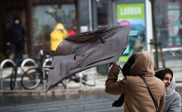 Lluvias persistentes complican la jornada en Donostia Lluvias persistentes complican la jornada en Donostia