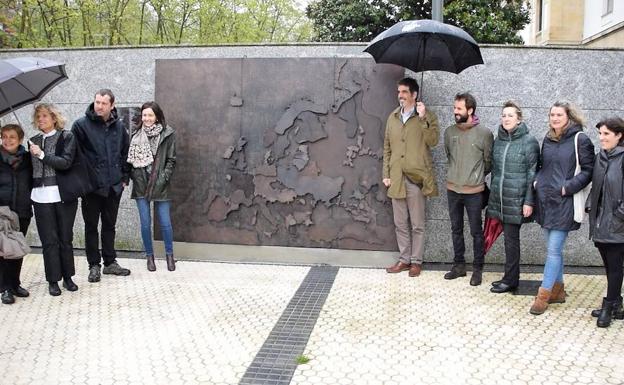 Maparen alde banatan, Miren Dobaran Hizkuntza Politikako sailburuordea eta Eneko Goia, Donostiako alkatea./