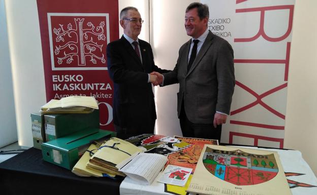 Iñaki Dorronsoro Eusko Ikaskuntzako presidentea eta Bingen Zupiria Kultura eta Hizkuntza Politikako sailburua./E.I.