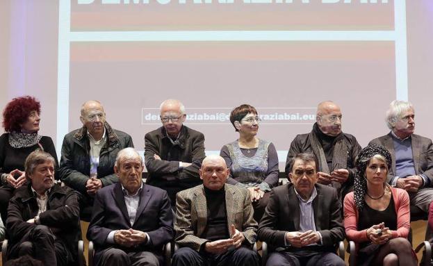 Los exlehendakaris, Carlos Garaikoetxea, Juan José Ibarrtexe, junto al exsecretario general de LAB Rafa Díez Usabiaga y el abogado Iñigo Iruin, entre otros, durante la presentación de la iniciativa y el manifiesto «Demokrazia Bai!»/EFE