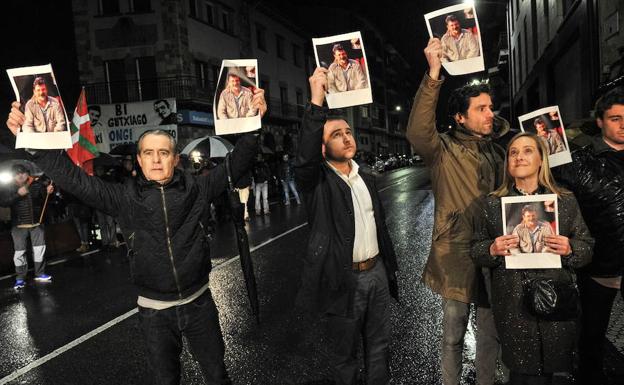 Protesta del PP vasco en el recibimiento en Andoain a Iñaki Igerategi e Ignacio Otaño. /Unanue