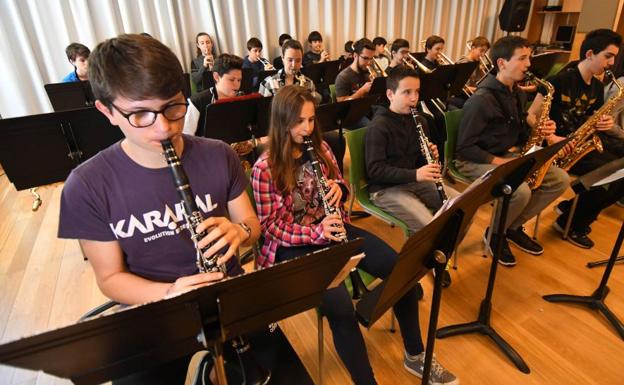 Jóvenes de la Txikijazz Big Band durante su último ensayo. /Jose Mari López.
