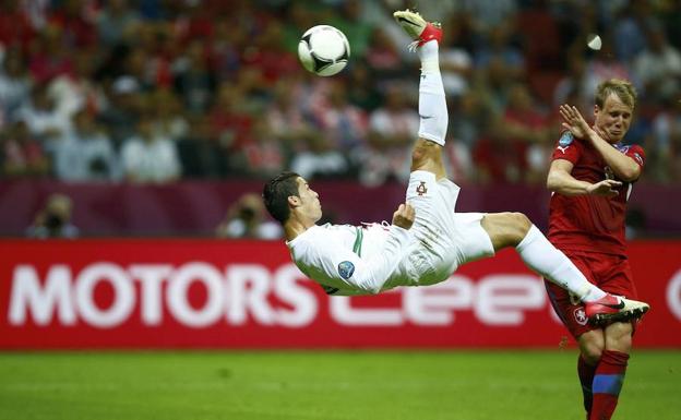 Cristiano Ronaldoren marka dira txilena ikusgarriak. 2014ko argazkian, Portugaleko selekzioarekin Txekiako Michal Kadlec-en aurrean./KAI PFAFFENBACH / REUTERS