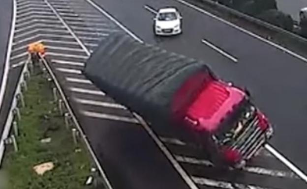 Está a punto de provocar una tragedia en la autopista y se va como si nada