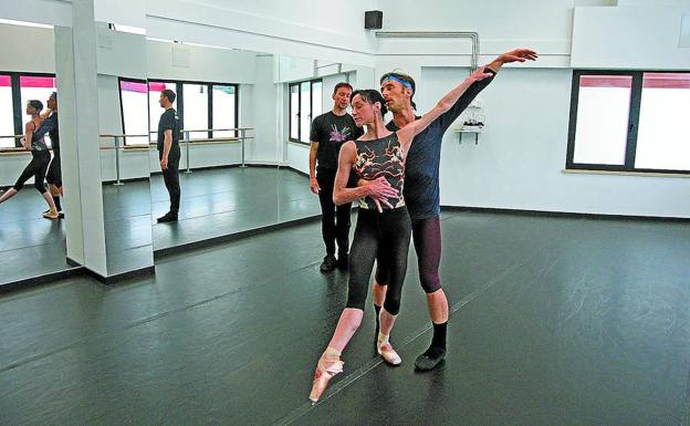 Lucía Lacarra baila con Iker Murillo en presencia del coreógrafo Vitali Safronkine en el Studio 24 de Pasaia. /ARIZMENDI