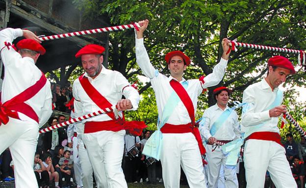 Ezpata Dantza junto a la ermita de San Roke. /