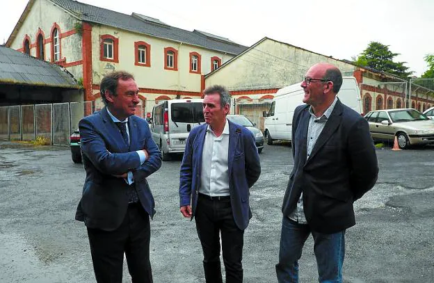 Junto a la antigua Aduana. Antonio Aiz, viceconsejero de Infraestructuras del Gobierno Vasco; Xabier Iridoy, portavoz del PNV en el Ayuntamiento de Irun, y Joseba Agirretxea, diputado en el Congreso. /  F. DE LA HERA