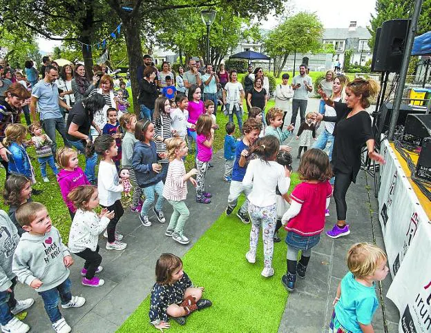 Música y juegos. Niños y mayores se divierten en una edición anterior de Gira Bira. /  F. DE LA HERA