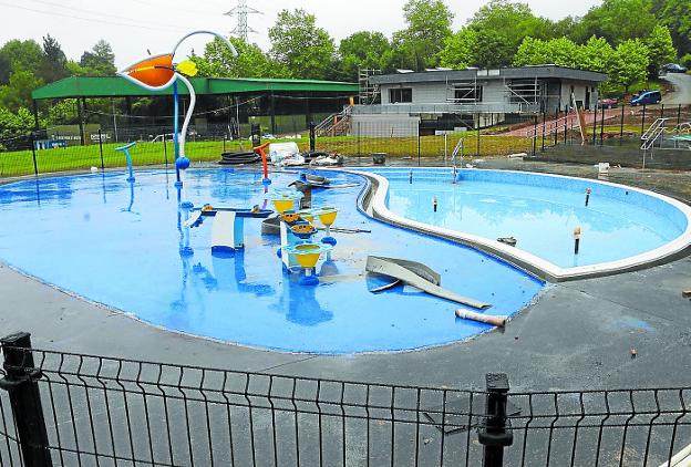 Anheladas. Las piscinas municipales al aire libre tendrán una zona de juegos para niños. /  F. PORTU
