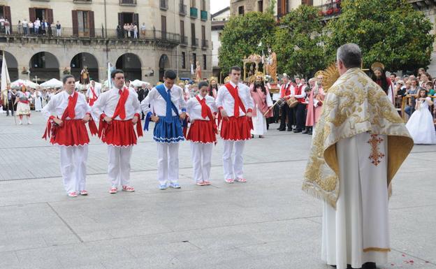 Primeras mujeres. Amaia Tatiegi y Ane Irazabal, en la imagen ante el santísimo en la plaza, fueron el centro de las felicitaciones. /Marian