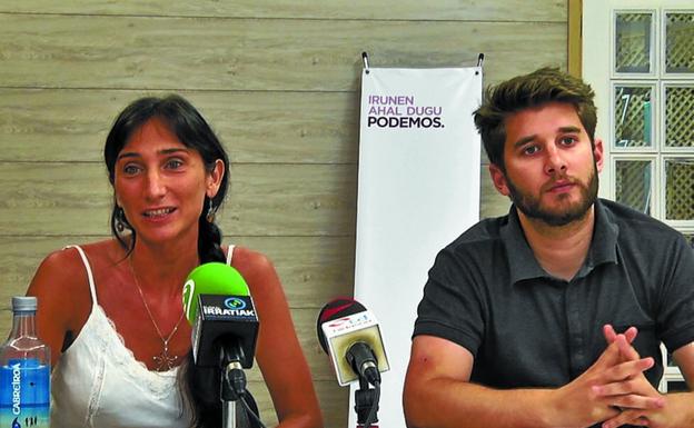 Miren Echeveste y David Soto, ayer en la sede de Podemos Irun. /