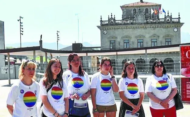 Representantes del movimiento feminista de la ciudad luciendo camisetas con el símbolo del orgullo LGTBI. /