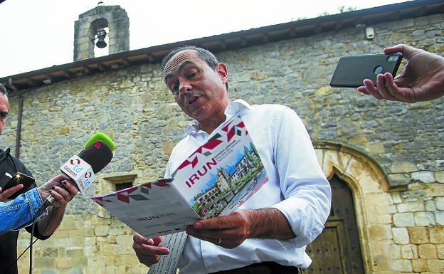 Propuestas. Páez presentó el folleto de 'Planes de verano' en la ermita de Ama Shantalen./F. DE LA HERA