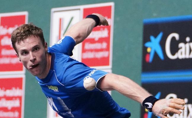 Iñaki Artola arma el brazo para golpear la pelota con la mano derecha./LOBO ALTUNA