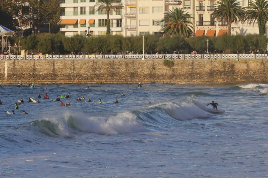 Fotos Aprovechando El Buen Tiempo Y Las Olas El Diario Vasco