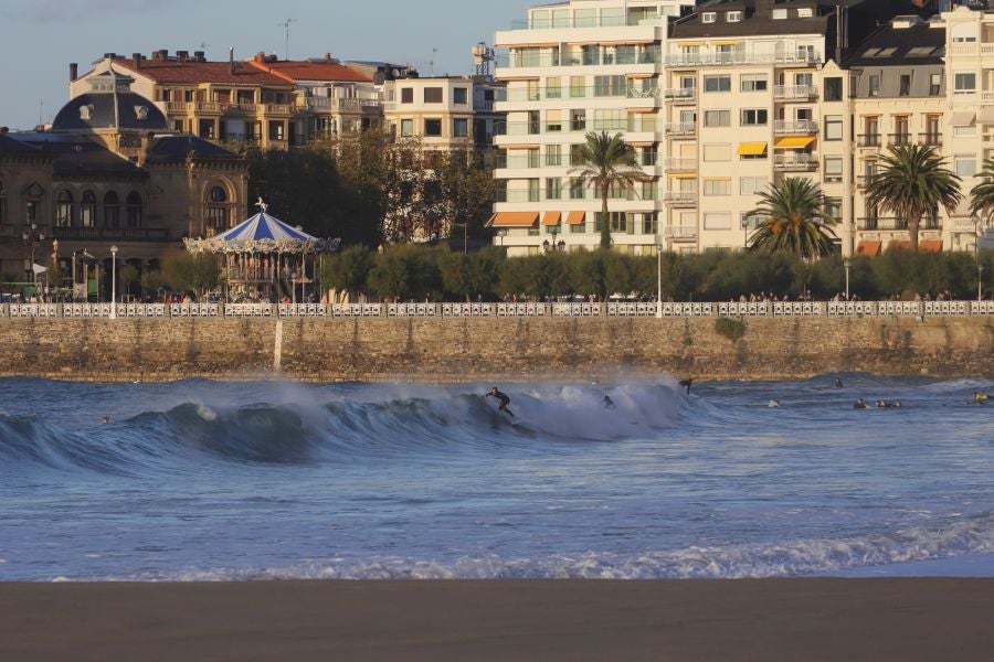 Fotos Aprovechando El Buen Tiempo Y Las Olas El Diario Vasco