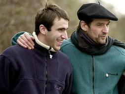 El máximo dirigente de ETA, José Antonio Urrutikoetxea, 'Josu Ternera', acompañado de su hijo, Egoitz, una de sus personas de confianza en la banda, a quien habría utilizado para reforzar el aparato político. / Archivo/