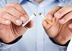 Un hombre rompe un cigarrillo. / Archivo/