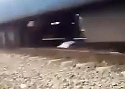 Momento en el que el convoy pasa por encima del joven./ YouTube/