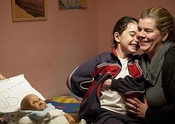 Lucía, con su madre, Belén Buela. / Foto y vídeo: Óscar Chamorro/
