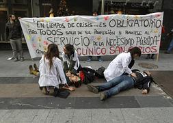 Varios sanitarios simulan la atención a pacientes en la calle. / Javier Lizón (Efe)/