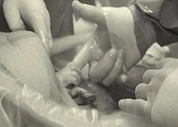 Foto captada por Randy Atkins en el momento del alumbramiento de su hija. / YouTube/