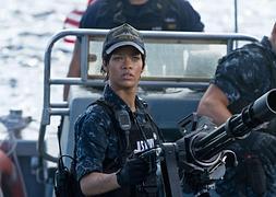 Rihanna, en una escena de 'Battleship'. / Archivo/