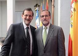 Rajoy ha posado con el padre de una asesora de Piñera, el 'Rajoy de Chile'. / A. Montilla/