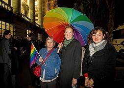 Activistas gais aguardan a las puertas del Parlamento de Nueva Zelanda, en Wellington. / AFP/
