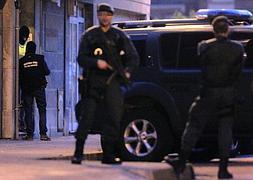 Agentes de la Guardia Civil, durante los registros en la localidad de Urnieta. / Foto: Javier Etxezarreta (Efe) | Vídeo: Atlas/